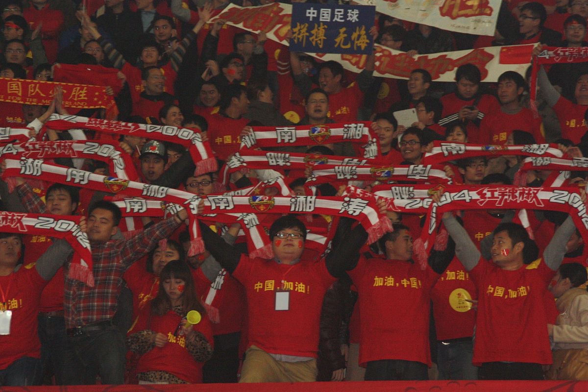 爱游戏课程-热门球队面对劲敌,实力较量激烈