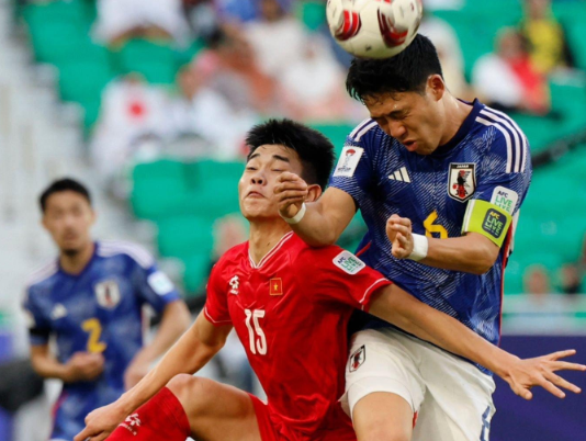 爱游戏平台-利物浦中场接连传球，助攻建功