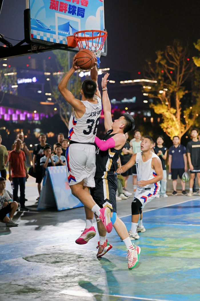 爱游戏网站入口-球场上激战连连,篮球比赛精彩纷呈